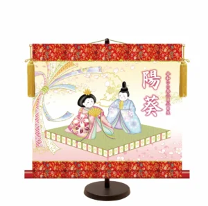 名前入り節句飾り 【吉祥人形雛】 サイズ：44.5×40cm 専用スタンド・黄金飾り房付き 掛軸 販売 人形 名前旗 初節句 桃の節句 お雛様 名入れ 【送料無料】【代引き手数料無料】