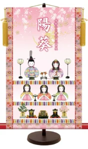 名前入り節句飾り 【三段飾り雛】 サイズ：31×50cm 専用スタンド・黄金飾り房付き 掛軸 販売 人形 名前旗 初節句 桃の節句 お雛様 名入れ 【送料無料】【代引き手数料無料】