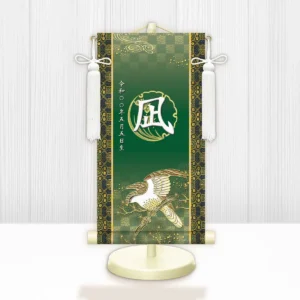 節句名入り掛け軸 【開運翔鷹】緑<br>　サイズ：特小(30cm)<br>　専用スタンド・飾り房付き<br><br>　掛軸 販売 名前旗 初節句 端午の節句 鎧・兜 五月人形　名入れ グリーン<br>【送料無料】【代引き手数料無料】