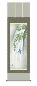 掛け軸 掛軸 かけじく 花鳥画<br>楓にかわせみ（浮田　秋水）<br>　翡翠　床の間　モダン　掛物　送料無料 代引手数料無料