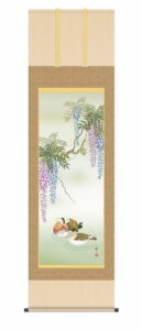 掛け軸 掛軸 かけじく 花鳥画<br>藤花に鴛鴦（浮田　秋水）<br>　春掛け　春飾り　藤　藤花　藤色　床の間　和室　モダン　掛物　贈り物　花鳥画　夫婦円満　子孫繁栄　送料無料 代引手数料無料