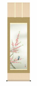 掛け軸【春掛け】<br>桃花に小鳥（森山 観月）<br>　尺五立　高さ190×幅54.5cm　春掛け　春飾り　桃　桃の節句　お雛様　床の間　和室　モダン　掛物　贈り物　花鳥画　【送料無料】【代引手数料無料】