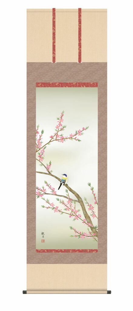 掛け軸【春掛け】 桃花に小鳥（森山 観月） 尺五立 高さ190×幅54.5cm 春掛け 春飾り 桃 桃の節句 お雛様 床の間 和室 モダン 掛物 贈り物 花鳥画 【送料無料】【代引手数料無料】