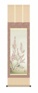 掛け軸【花鳥】<br>桃花に小鳥（近藤　玄洋）<br>尺三　高さ164×幅44.5cm　春掛け　春飾り　桃　桃の節句　お雛様　床の間　和室　モダン　掛物　贈り物　花鳥画【送料無料】【代引手数料無料】