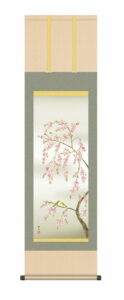 【掛け軸／掛軸／花鳥画】<br>桃花に小鳥（緒方 葉水）<br>春掛け　春飾り　桃　桃の節句　お雛様　床の間　和室　モダン　掛物　贈り物　花鳥画<br>【送料無料】【代引き手数料無料】