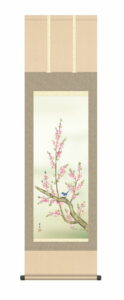 掛け軸【花鳥】<br>桃花に小鳥（北山　歩生）<br>尺三　高さ164×幅44.5cm　春掛け　春飾り　桃　桃の節句　お雛様　床の間　和室　モダン　掛物　贈り物　花鳥画【送料無料】【代引手数料無料】